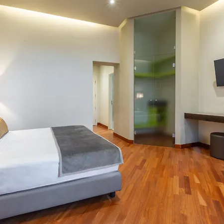 Embassy Hotel 4*