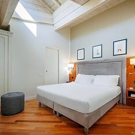 Embassy Szálloda 4*